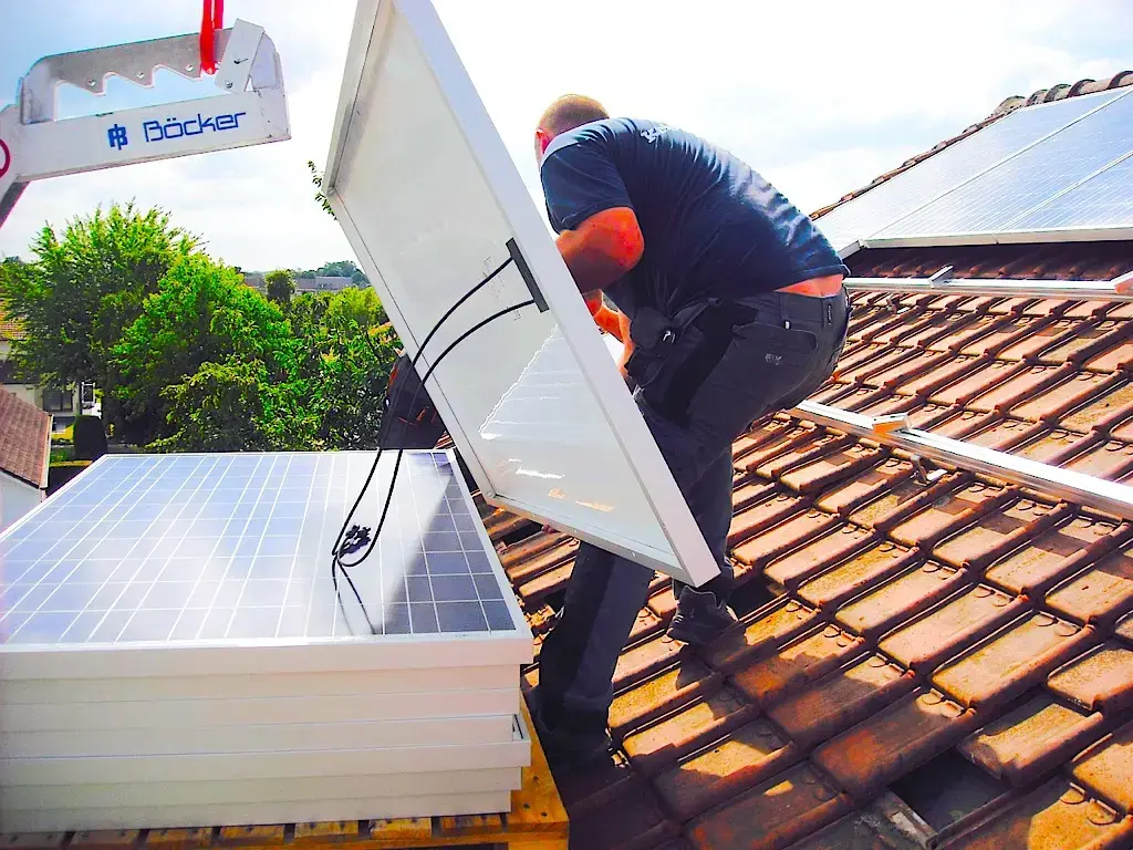 The Environmental Impact of Solar Roofing and Its Role in the Fight Against Climate Change 1